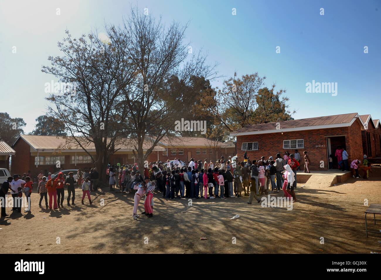 Verwaiste und gefährdete Kinder nehmen an einem Projekt von Save the Children Teil, das ihnen Essen und Trinken und einen sicheren Ort zum gemeinsamen Spielen bietet, an einer Schule in der Stadt Parys im Freistaat Südafrika. Stockfoto