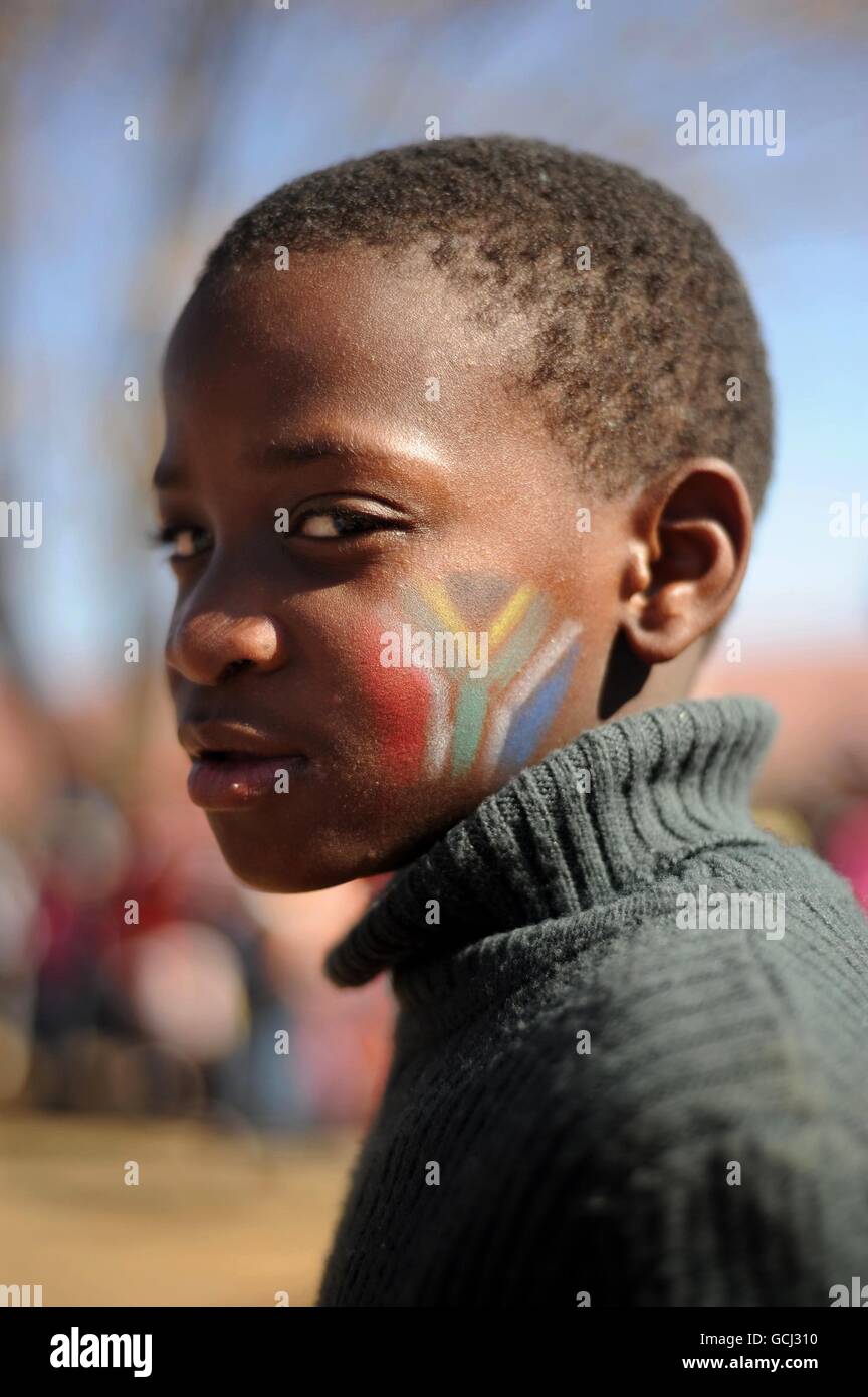 Ein Kind in einem Projekt für verwaiste und gefährdete Kinder, das von Save the Children betrieben wird und ihnen Essen und Trinken und einen sicheren Ort zum gemeinsamen Spielen bietet, in einer Schule in der Stadt Parys im Freistaat Südafrika. Stockfoto
