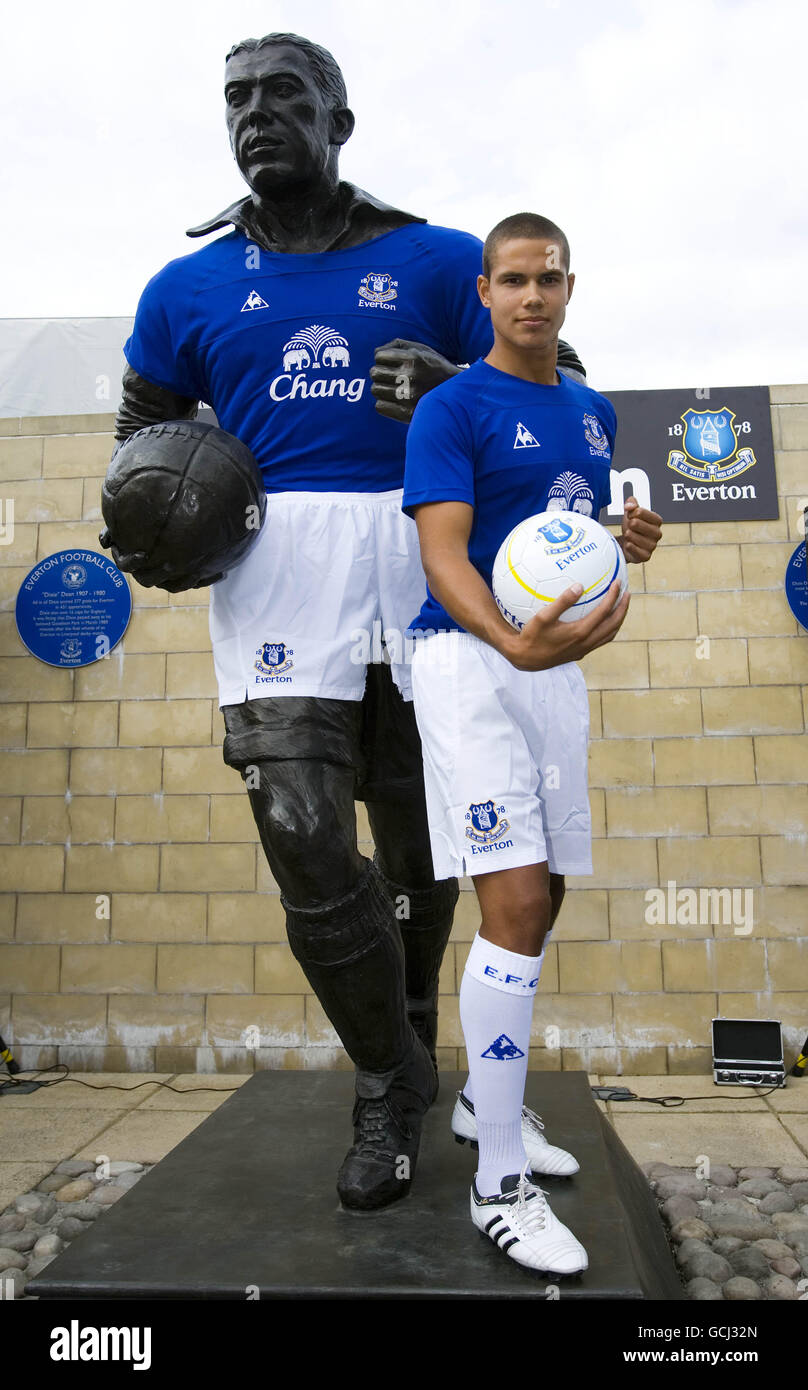 Everton's Jack Rodwell während der Einführung des neuen Kits Stellen Sie sich neben die Statue von William Ralph 'Dixie' Dean Auch in der neuen Kit verkleidet Stockfoto