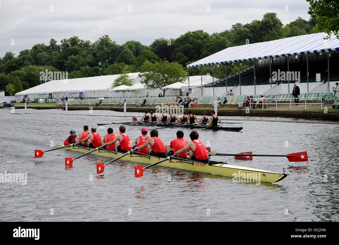 Der Potomac Rowing Club aus den USA (vorne) gewinnt ihr Rennen im Thames Challenge Cup gegen den Durham Rowing Club während der Henley Royal Reggatta in Henley-on-Thames, Oxford. Stockfoto