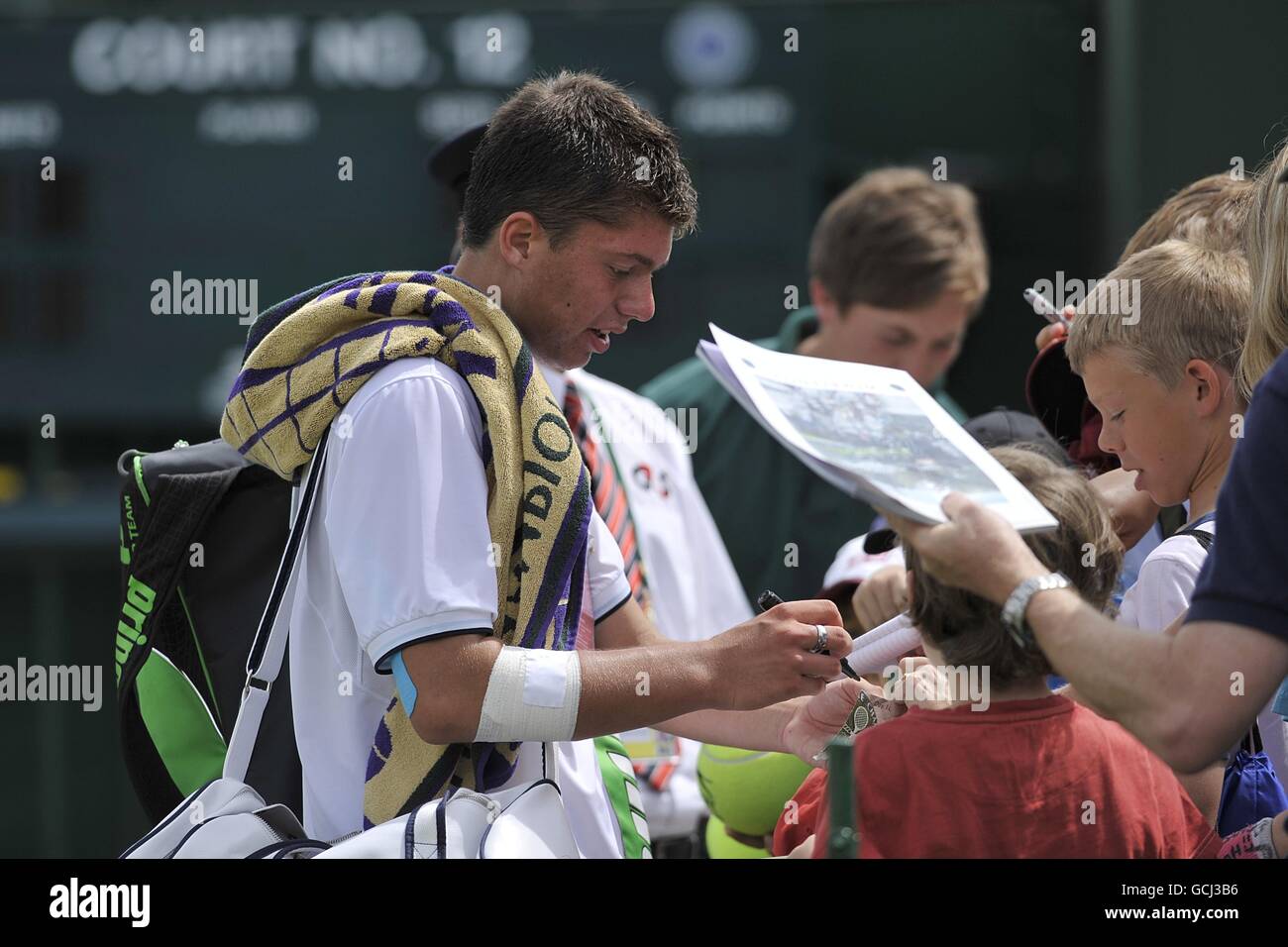 Der Großbritanniens Oliver Golding gibt Autogramme, nachdem er sein Spiel gegen den Argentinier Ranzo Olivo gewonnen hat. Stockfoto