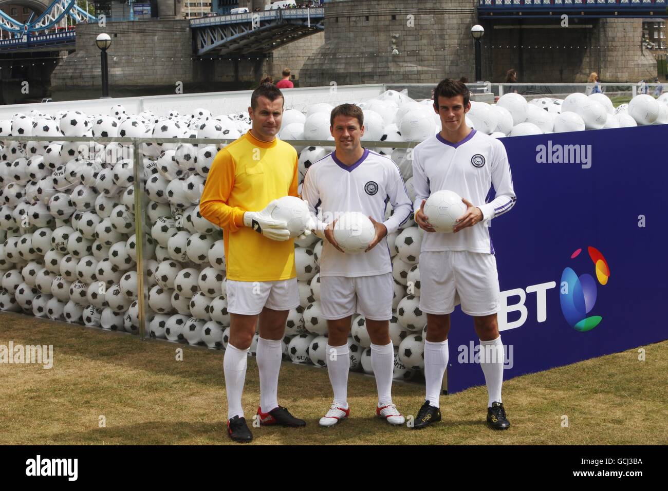 (Von links) die Premiership-Fußballer Shay Given, Michael Owen und Gareth Bale in Potters Field, London, geben die Einführung von Sky Sports 1 und Sky Sports 2 im digitalen TV-Dienst BT Vision bekannt, indem sie bei der Schaffung des größten Ballpools der Welt mit über 15,000 Fußbällen mithelfen. Stockfoto