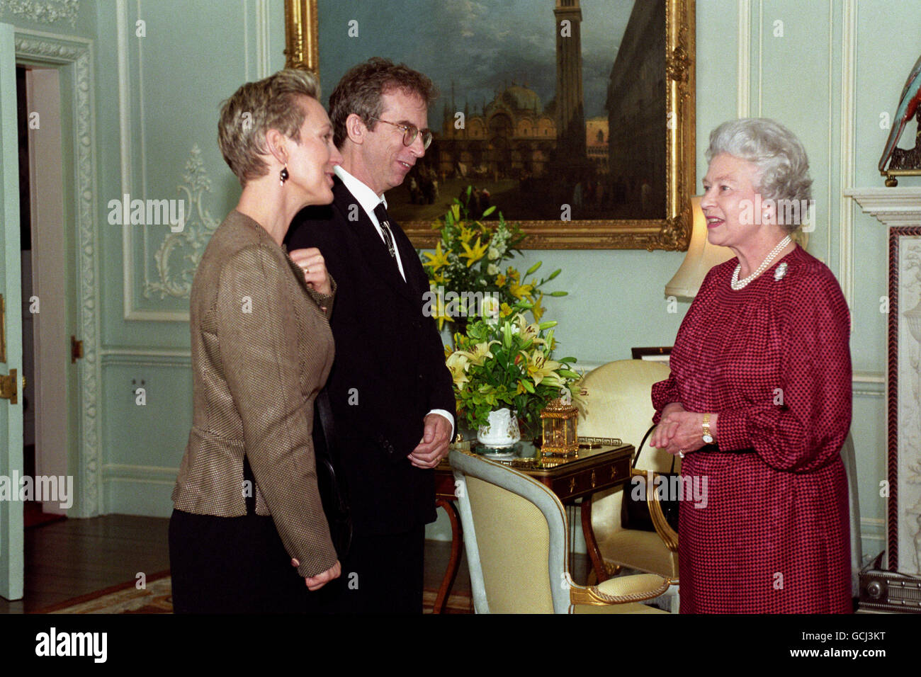 DIE KÖNIGIN ERHÄLT DIE PREISE, DER AUSTRALISCHE AUTOR PETER CAREY UND SEINE FRAU ALISON AM BUCKINGHAM. CAREY'S ROMAN JACK MAGGS, DER DEN COMMONWEALTH WRITERS PRIZE GEWANN, WURDE VON DEN RICHTERN ALS ALLEGORIE DES WACHSENDEN REPUBLIKANISMUS AUSTRALIENS GEWÜRDIGT. Stockfoto