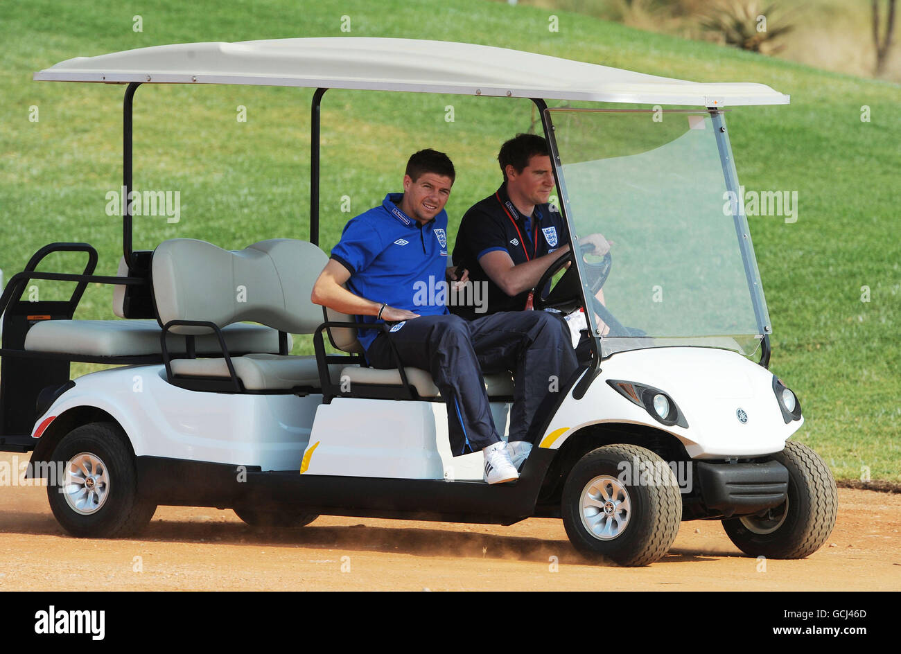 Steven Gerrard aus England verlässt die Pressekonferenz im Royal Bafokeng Sports Complex, Rustenburg, Südafrika. Stockfoto