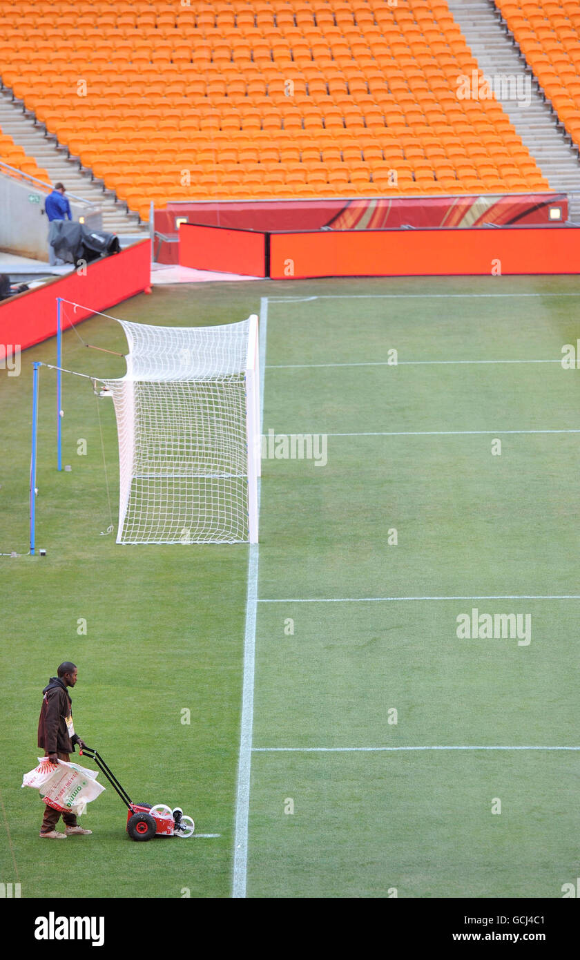 Die letzten Vorbereitungen für den Platz vor dem Eröffnungsspiel der Weltmeisterschaft im Soccer City Stadium in Johannesburg, Südafrika, sind getroffen. Stockfoto