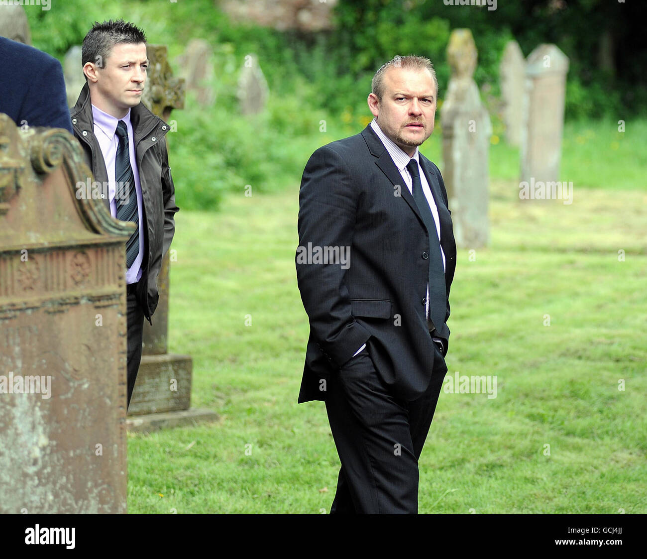 Chris McKinney (rechts) und Wesley Wilson, ehemalige Rugby League-Spieler aus Whitehaven, kommen zur Beerdigung von Garry Purdham, der während der Arbeit auf dem Bauernhof seines Vaters - einem zufältigen Opfer von Derrick Bird's Rawpage - in der St. Mary's Church in Gosforth getötet wurde. Stockfoto