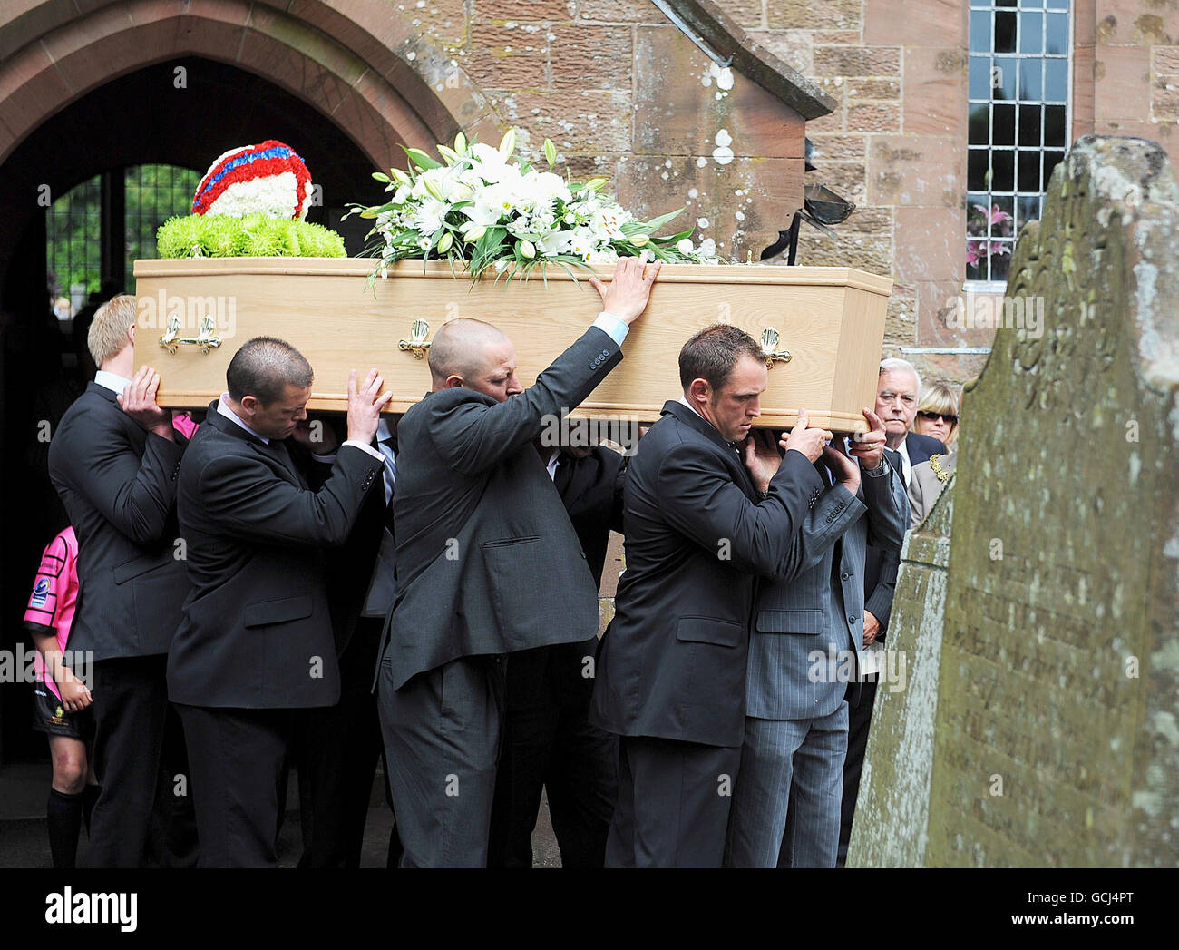 Der Sarg wird während der Beerdigung von Garry Purdham aus der Kirche getragen, der während der Arbeit auf dem Hof seines Vaters erschossen wurde - ein zufälliges Opfer des Vogelgefallens von Derrick, in der St. Mary's Church in Gosforth. Stockfoto