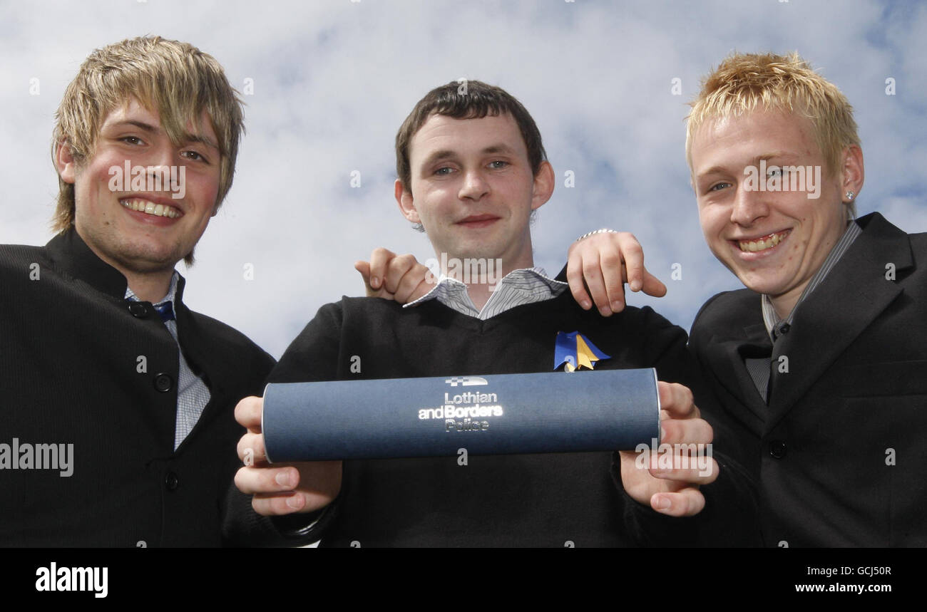 Junge Männer für Tapferkeit ausgezeichnet Stockfoto