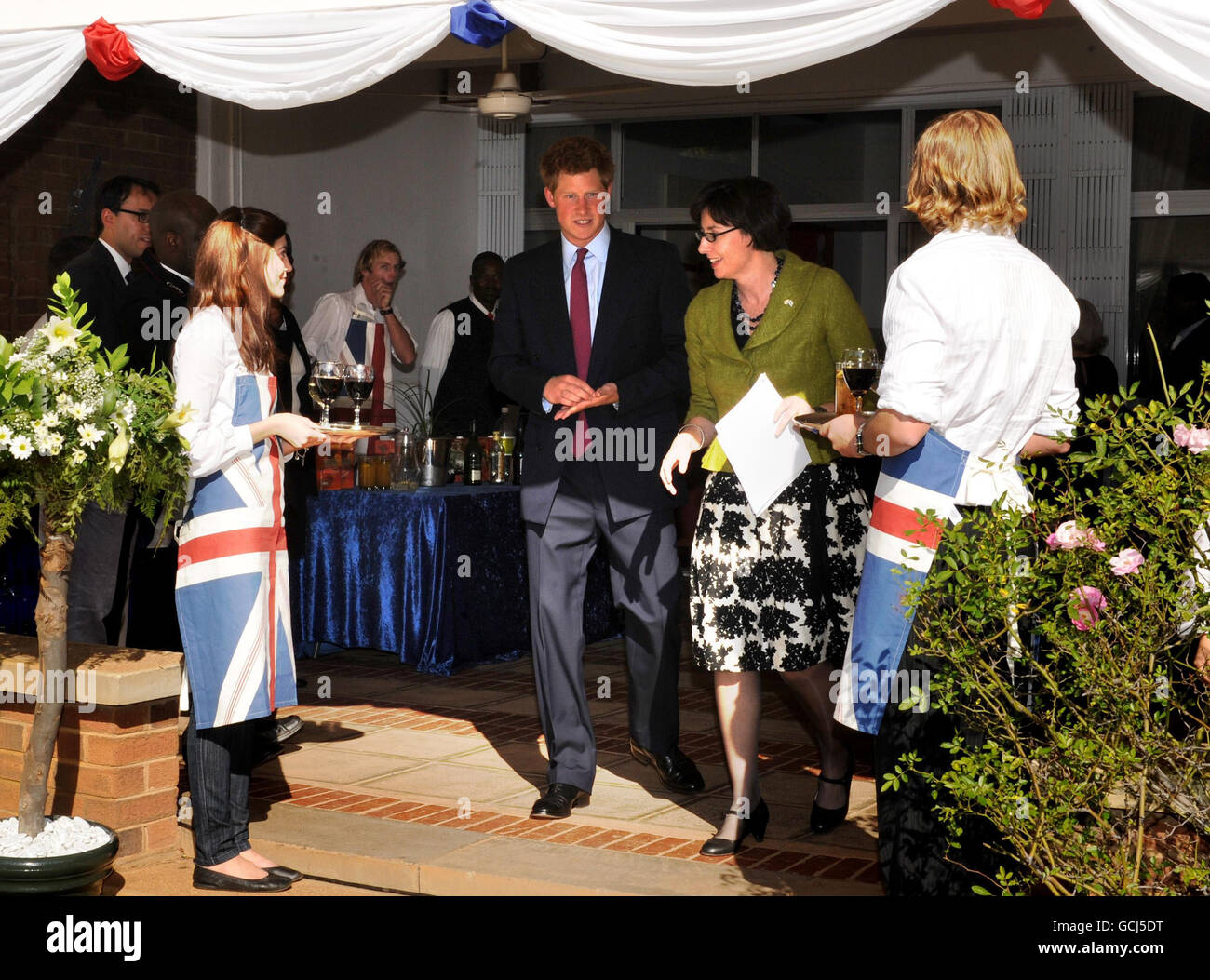 Prinz Harry kommt mit der Hochkommissarin Jennifer Anderson bei der Hochkommission in Gabarone, Botswana, um an einer Gartenparty anlässlich des offiziellen Geburtstages von Königin Elizabeth II. Teilzunehmen Stockfoto