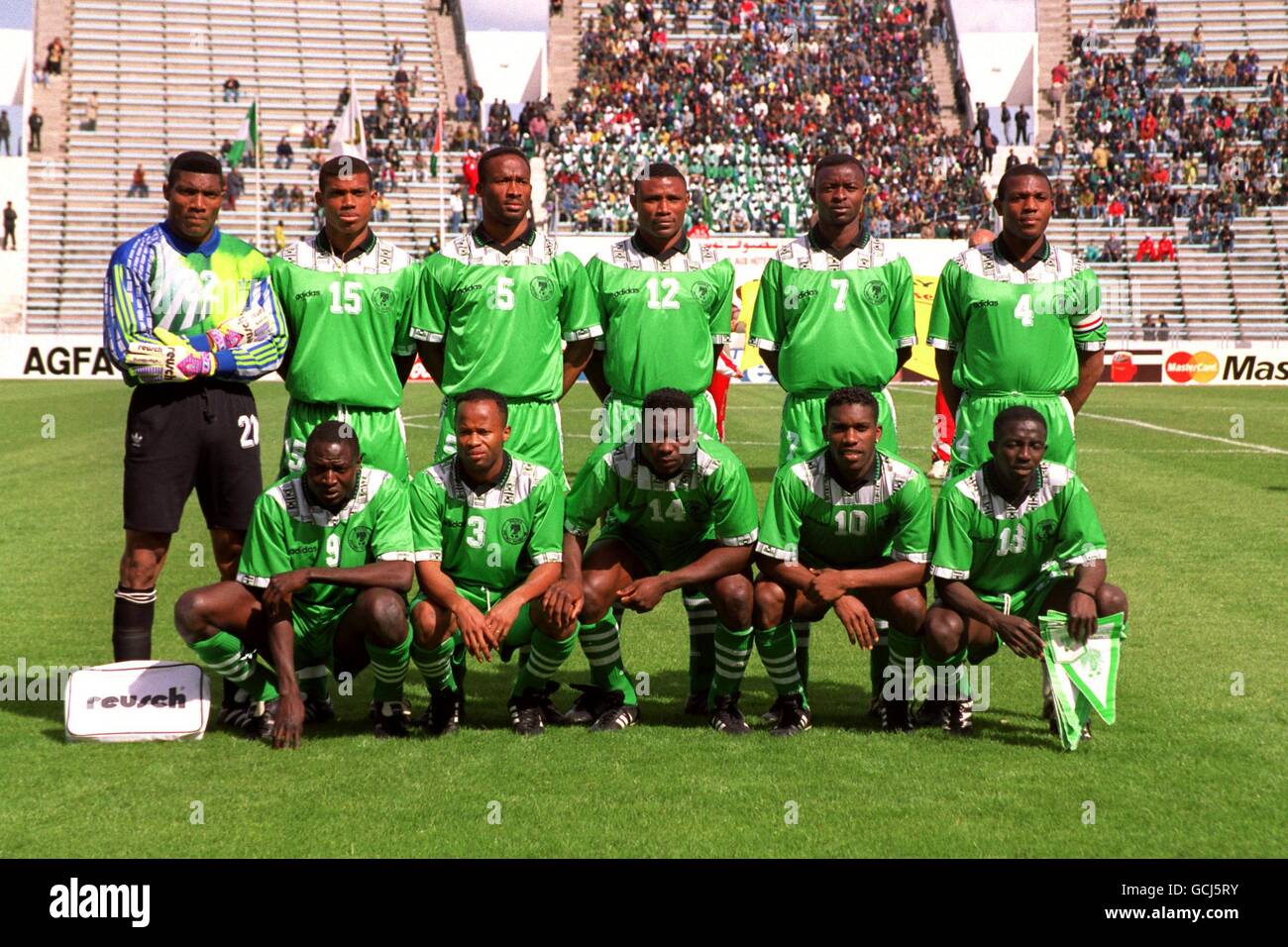 NIGERIA TEAMGRUPPE ****** ZURÜCK L-R: PETER RUFAI, SUNDAY OGORCHUKWU OLISEH, OKECHUKWU UCHE, ISAAC SEMITOJE, AUGUSTINE EGUAVOEN, STEPHEN KESHI. VORNE L-R: RASHEED YEKINI, BENEDICT IROHA, DANIEL AMOKACHI, AUSTIN OKOCHA, SAMSON SIASIA Stockfoto