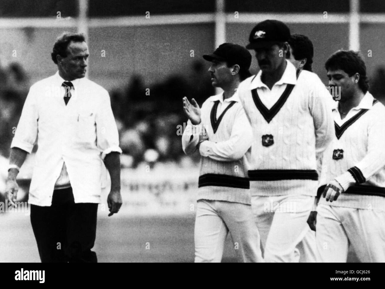 Der australische Kapitän Allan Border unterbricht das Wetter mit dem Schiedsrichter Alan Whitehead, nachdem schlechtes Licht aufhört zu spielen Stockfoto