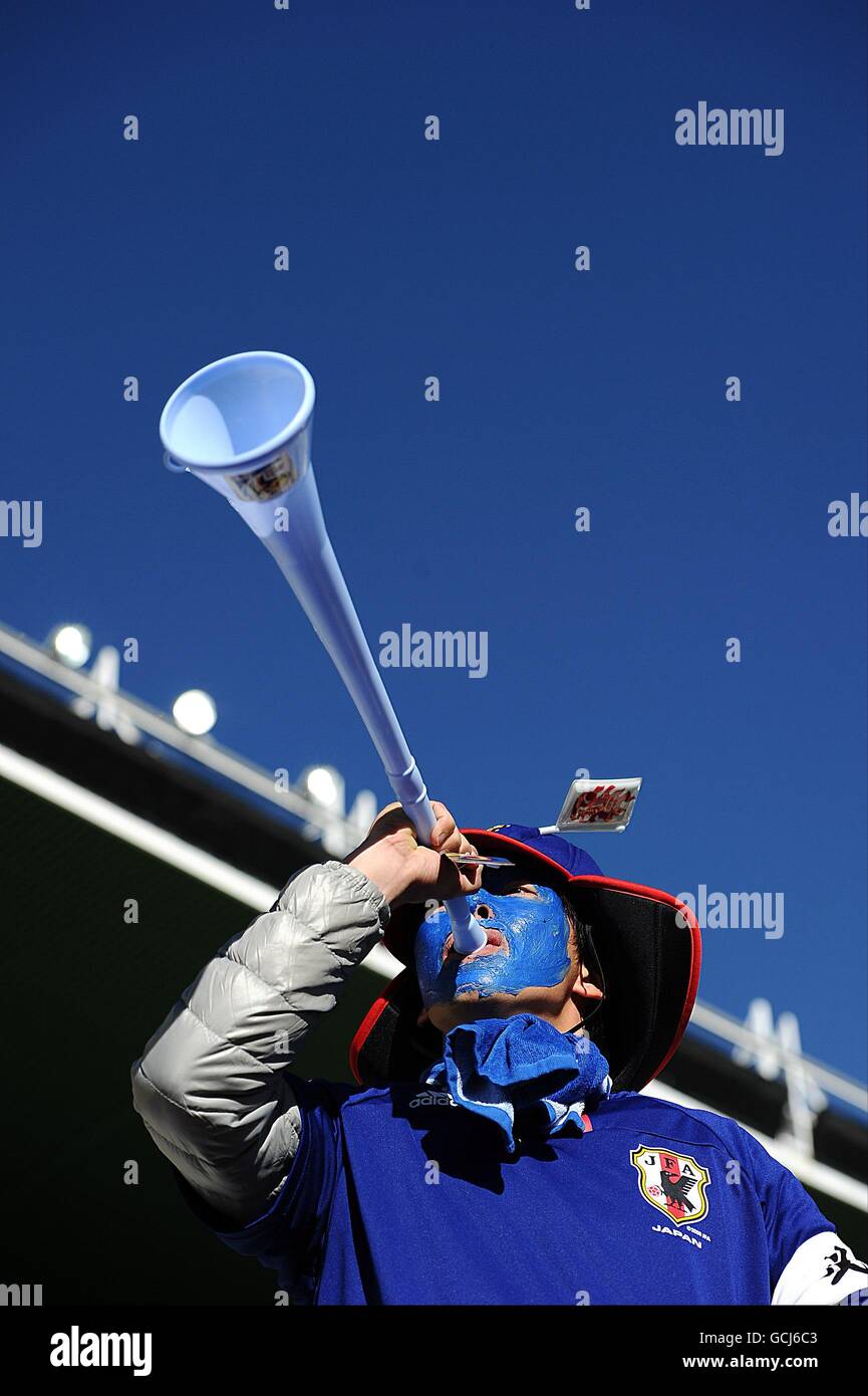 Fußball - FIFA Fußball-Weltmeisterschaft Südafrika 2010 - Gruppe E - Japan / Kamerun - Free State Stadium. Ein Japan-Fan mit einer Vuvuzela in den Tribünen Stockfoto