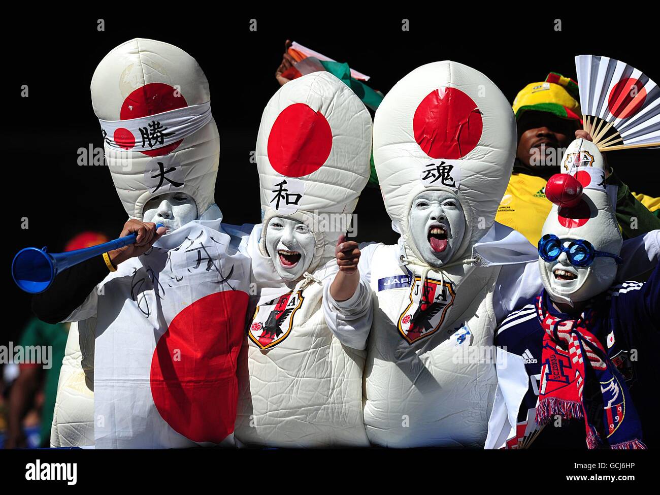 Fußball - FIFA Fußball-Weltmeisterschaft Südafrika 2010 - Gruppe E - Japan / Kamerun - Free State Stadium. Japan Fans auf den Tribünen Stockfoto