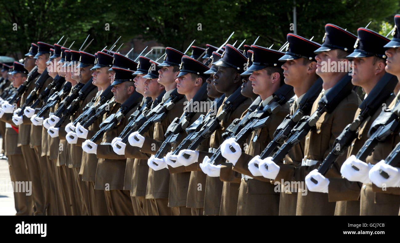 Soldaten des Yorkshire Regiments auf dem Paradeplatz in Imphal Barracks, York, wo der Herzog von York dem Regiment neue Farben des Regiments präsentierte. Die Präsentation bringt die drei regulären Bataillons und ein territoriales Bataillon zum ersten Mal seit ihrer Gründung am 6. Juni 2006 zusammen. Stockfoto