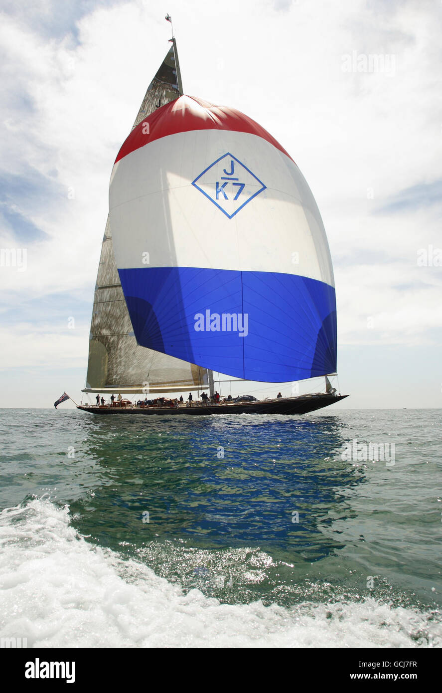 Die Crew der J-Klasse Yacht Velsheda übt im Solent vor der morgigen JP Morgan Asset Management Round the Island Race. Stockfoto