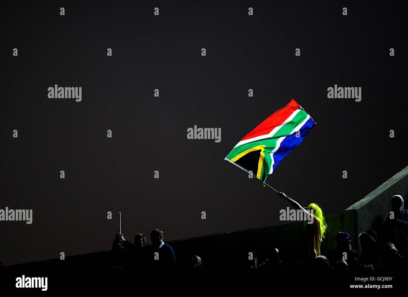 Fußball - FIFA Fußball-Weltmeisterschaft Südafrika 2010 - Gruppe F - Paraguay - Neuseeland - Peter Mokaba Stadium. Ein Fan auf der Tribüne winkt mit einer südafrikanischen Flagge Stockfoto