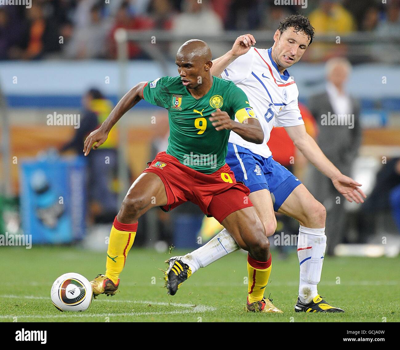 Fußball - FIFA Fußball-Weltmeisterschaft Südafrika 2010 - Gruppe E - Kamerun gegen Niederlande - Green Point Stadium. Kameruns Samuel Eto'o und der niederländische Mark Van Bommel (rechts) kämpfen um den Ball Stockfoto