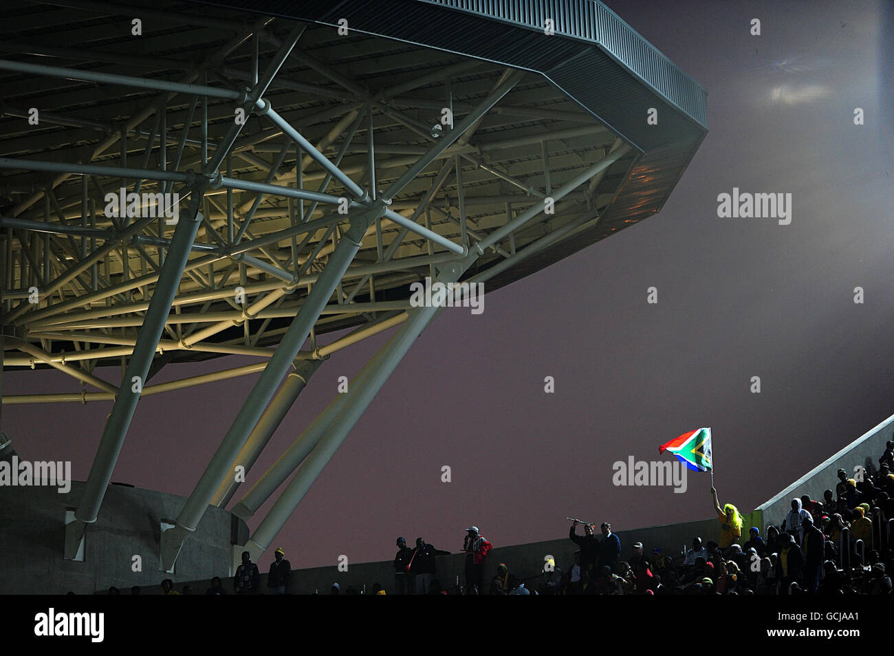 Fußball - FIFA Fußball-Weltmeisterschaft Südafrika 2010 - Gruppe F - Paraguay - Neuseeland - Peter Mokaba Stadium. Ein Fan auf der Tribüne winkt mit einer südafrikanischen Flagge Stockfoto