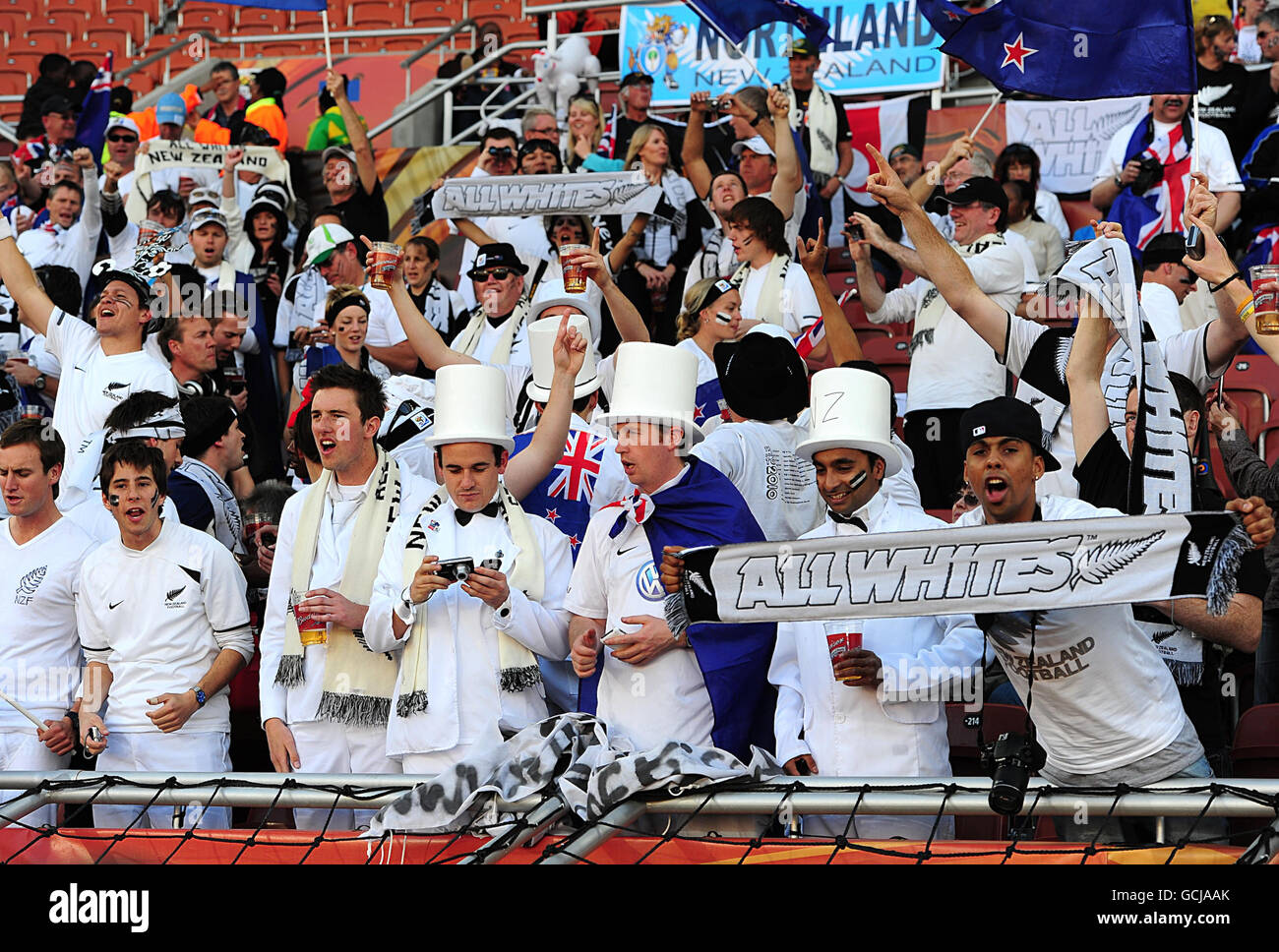 Fußball - FIFA Fußball-Weltmeisterschaft Südafrika 2010 - Gruppe F - Paraguay - Neuseeland - Peter Mokaba Stadium. Neuseeländische Fans auf den Tribünen Stockfoto