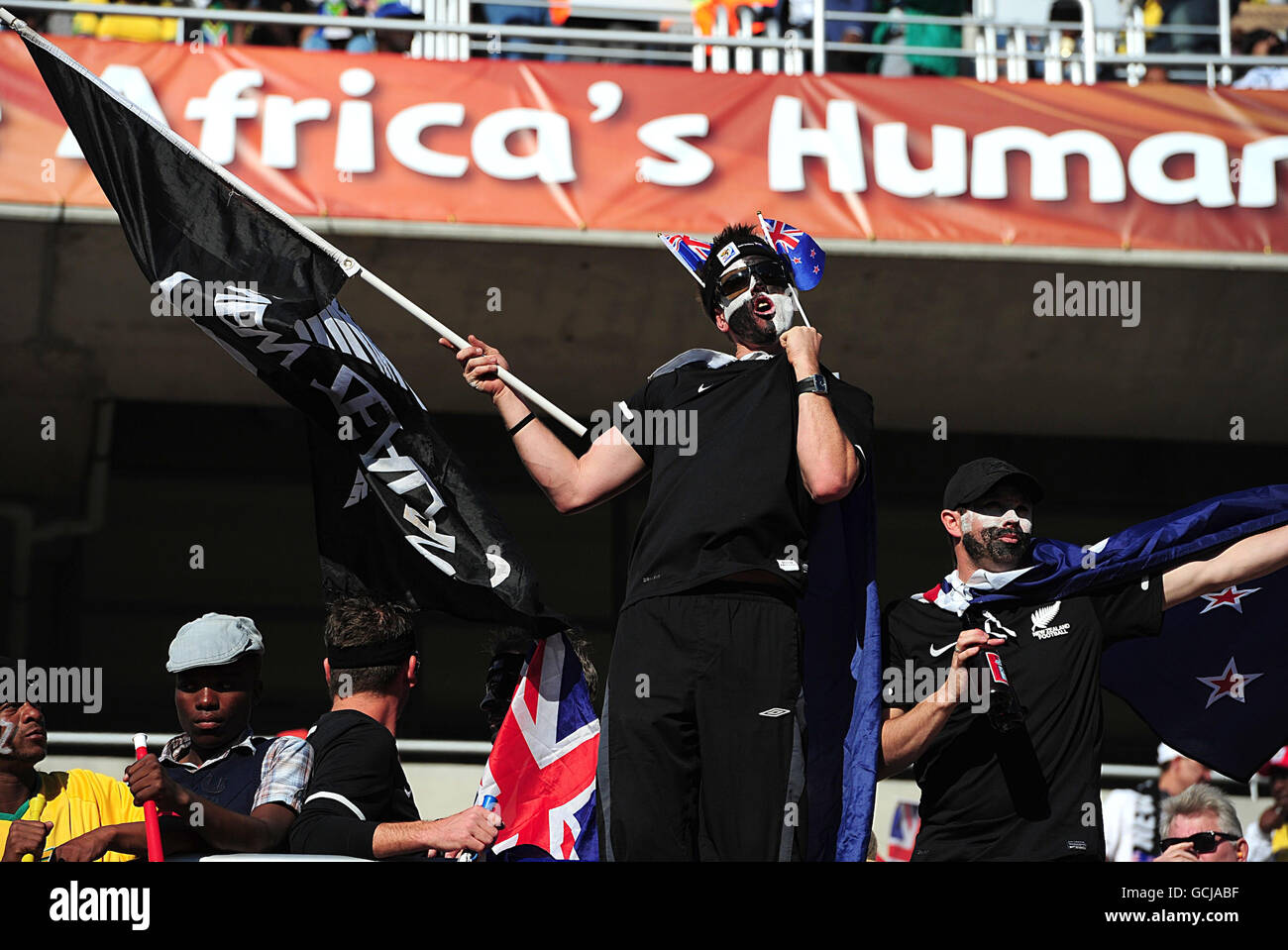 Fußball - FIFA Fußball-Weltmeisterschaft Südafrika 2010 - Gruppe F - Paraguay - Neuseeland - Peter Mokaba Stadium. Neuseeländische Fans auf den Tribünen Stockfoto