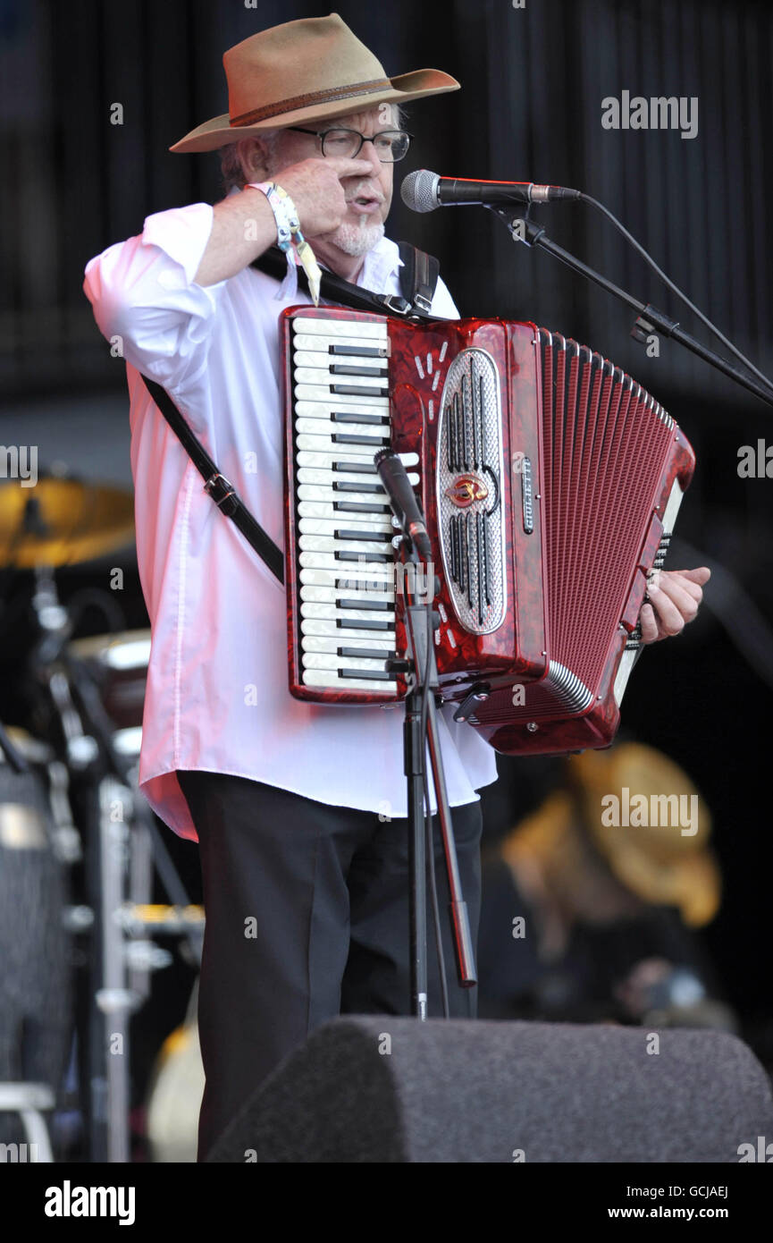 Rolf Harris tritt mit seinem Wackelbrett am ersten Tag der Musik auf den Hauptbühnen während des Glastonbury Festivals 2010 auf der Worthy Farm, in der Nähe von Pilton, Somerset, auf, da die Veranstaltung ihr 40-jähriges Bestehen feiert. Stockfoto
