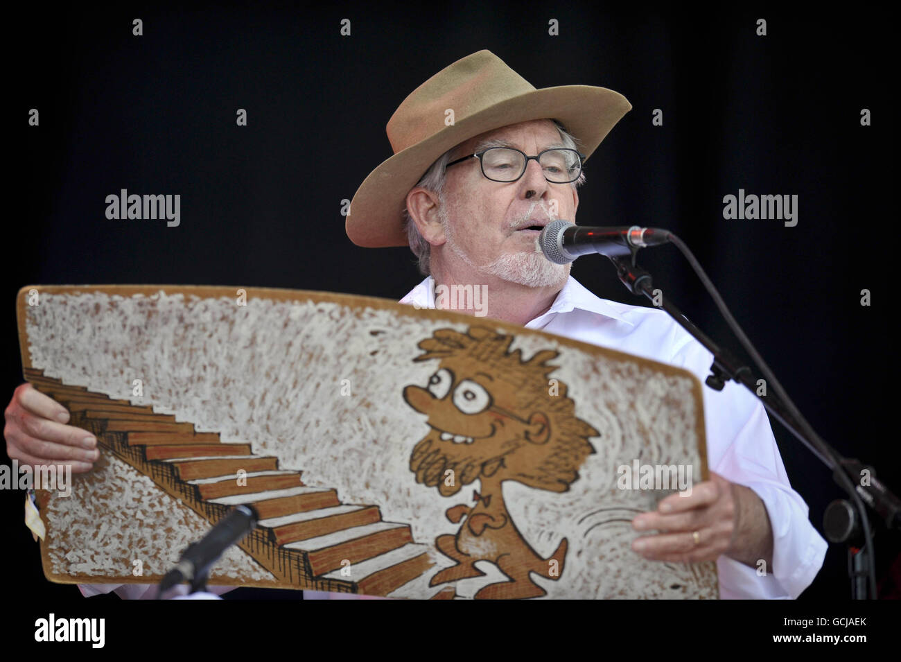 Rolf Harris tritt mit seinem Wackelbrett am ersten Tag der Musik auf den Hauptbühnen während des Glastonbury Festivals 2010 auf der Worthy Farm, in der Nähe von Pilton, Somerset, auf, da die Veranstaltung ihr 40-jähriges Bestehen feiert. Stockfoto