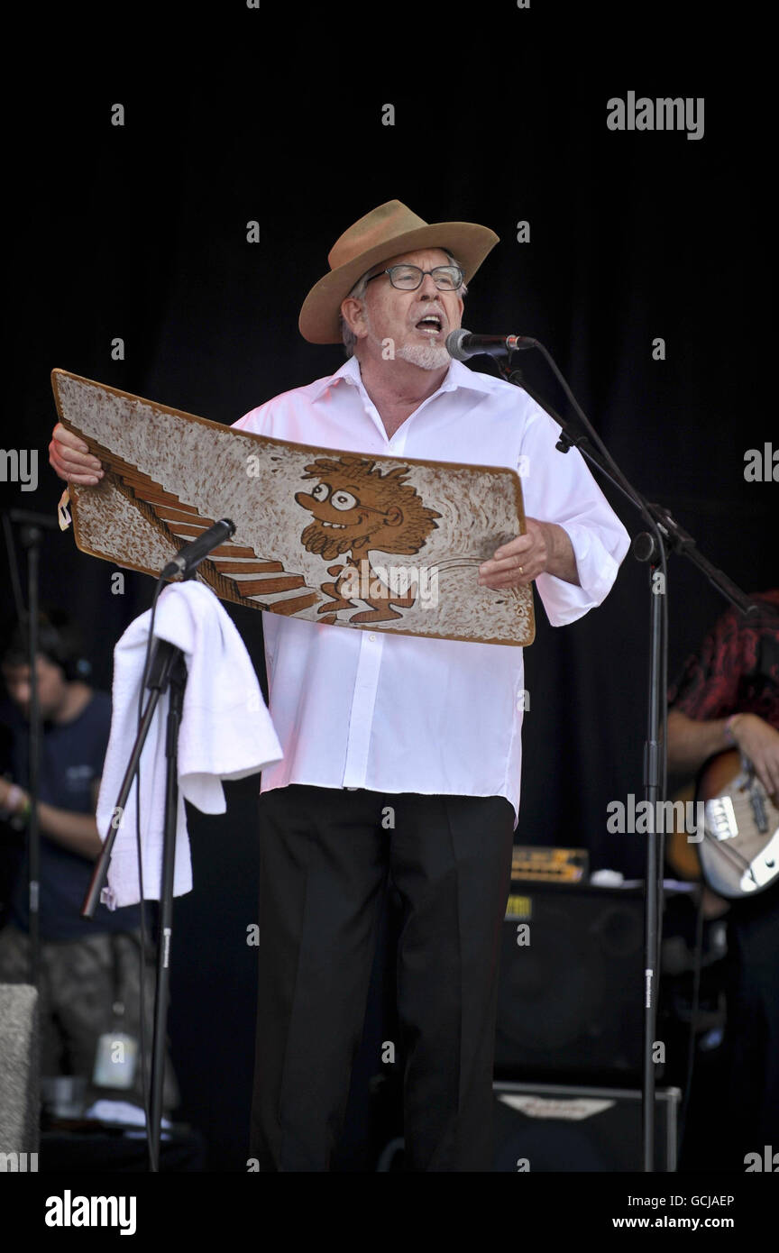Rolf Harris tritt mit seinem Wackelbrett am ersten Tag der Musik auf den Hauptbühnen während des Glastonbury Festivals 2010 auf der Worthy Farm, in der Nähe von Pilton, Somerset, auf, da die Veranstaltung ihr 40-jähriges Bestehen feiert. Stockfoto