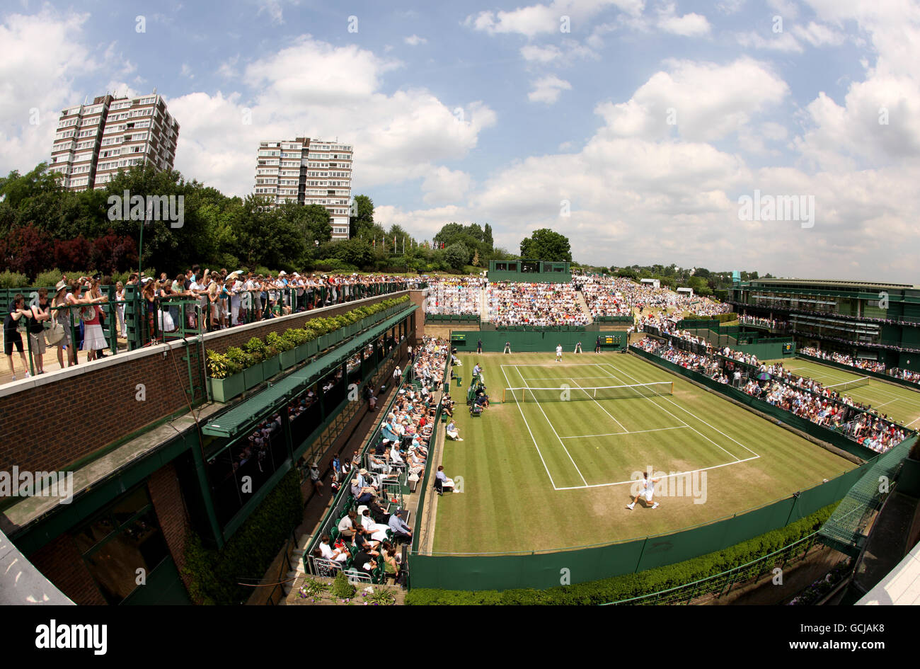 Fans beobachten das Geschehen auf den Außenplätzen von Wimbledon Stockfoto