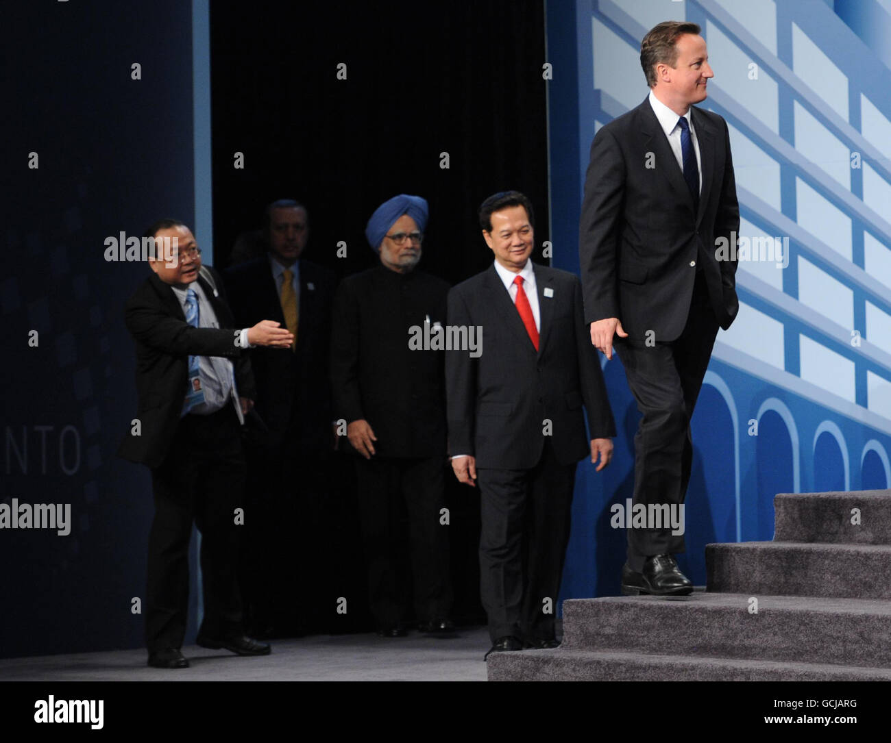 Premierminister David Cameron führt die Staats- und Regierungschefs der G20 dazu, am letzten Tag des G20-Gipfels in Toronto, Kanada, für ein "Familienfoto" zu posieren. Stockfoto