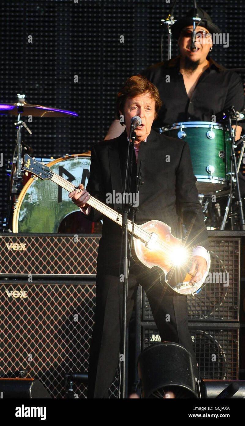 NUR FÜR REDAKTIONELLE ZWECKE, KEINE WERBEARTIKEL, NUR FÜR EINEN MONAT. Paul McCartney tritt auf der Bühne beim Hard Rock Calling Festival im Hyde Park, London, auf. Stockfoto