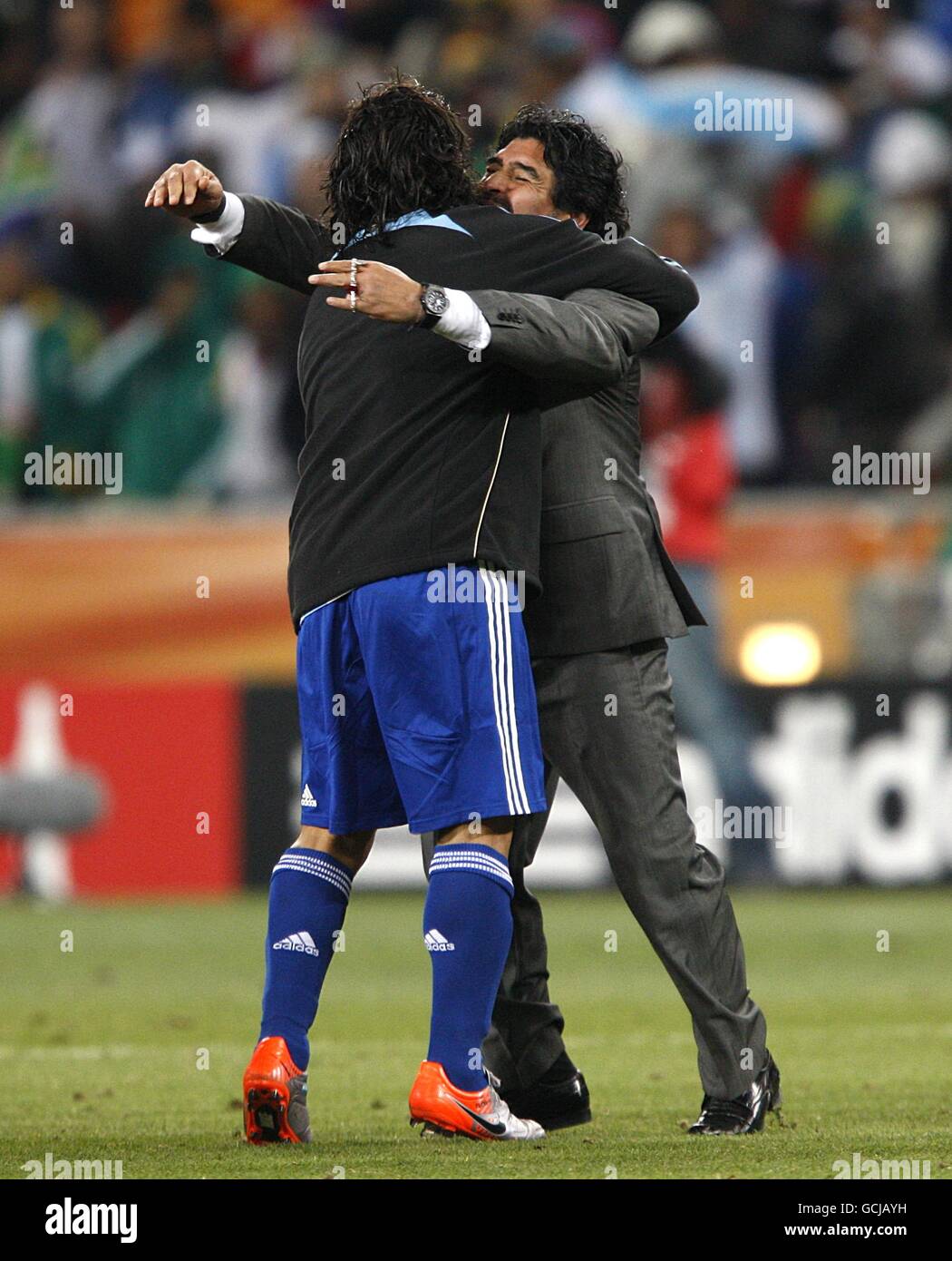 Fußball - FIFA Fußball-Weltmeisterschaft Südafrika 2010 - Runde 16 - Argentinien gegen Mexiko - Soccer City Stadium. Argentinien-Trainer Diego Maradona feiert seinen Sieg mit Carlos Tevez Stockfoto
