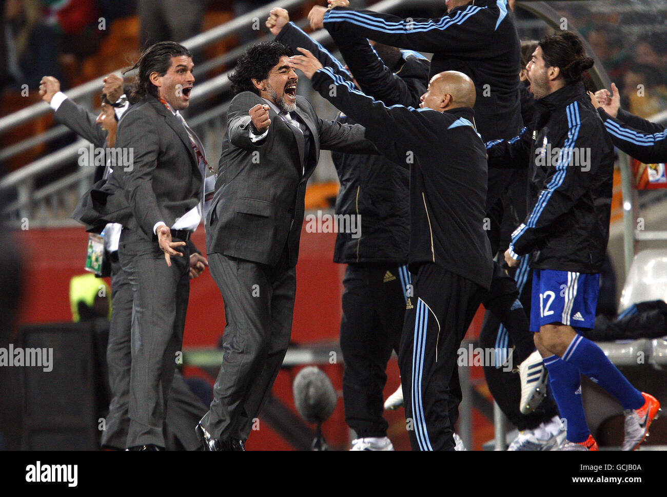 Fußball - FIFA Fußball-Weltmeisterschaft Südafrika 2010 - Runde 16 - Argentinien gegen Mexiko - Soccer City Stadium. Argentinien-Trainer Diego Maradona und der Rest der Bank feiern ihre Seiten das dritte Tor von Carlos Tevez Stockfoto