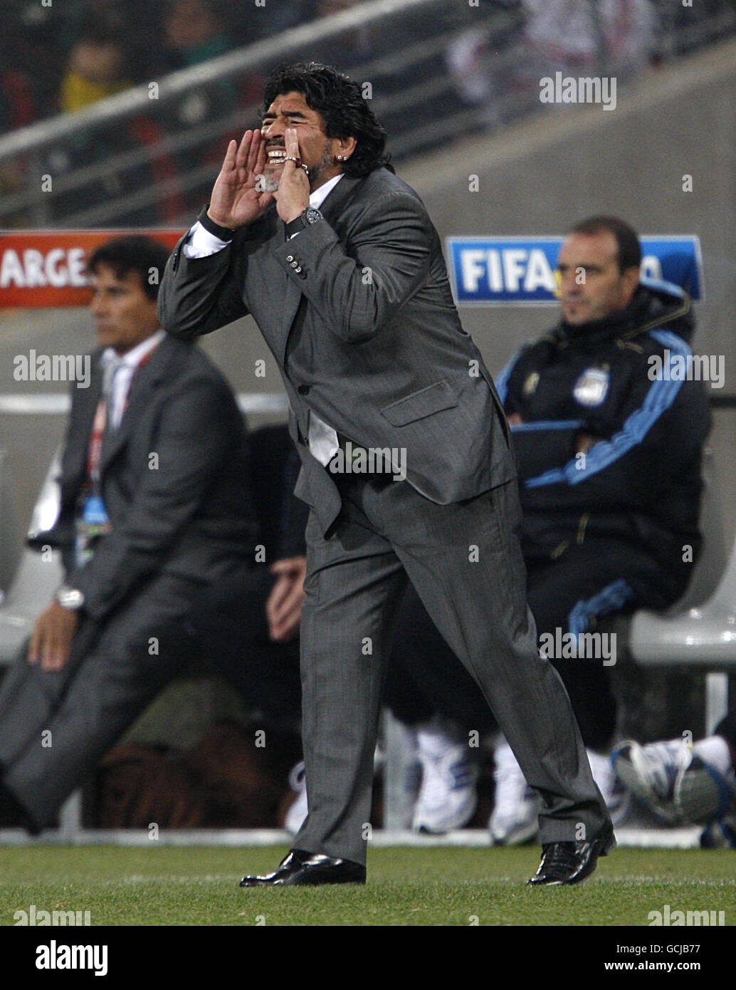 Fußball - FIFA Fußball-Weltmeisterschaft Südafrika 2010 - Runde 16 - Argentinien gegen Mexiko - Soccer City Stadium. Argentinien-Trainer Diego Maradona ruft Anweisungen aus der Touchline Stockfoto