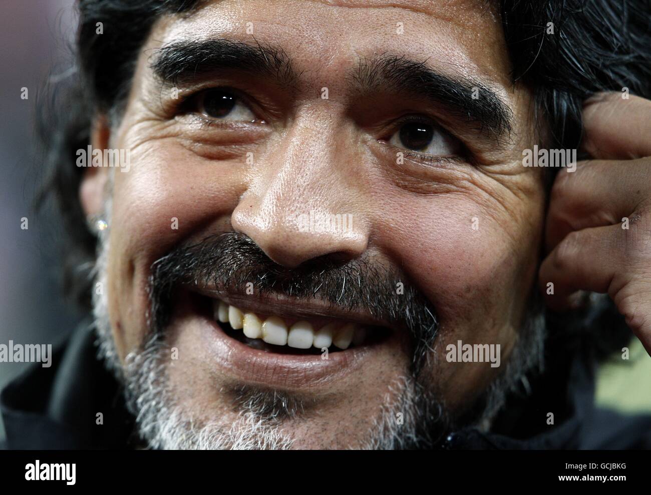 Fußball - FIFA Fußball-Weltmeisterschaft Südafrika 2010 - Runde 16 - Argentinien gegen Mexiko - Soccer City Stadium. Argentinien-Trainer Diego Maradona vor dem Anpfiff auf dem Platz Stockfoto