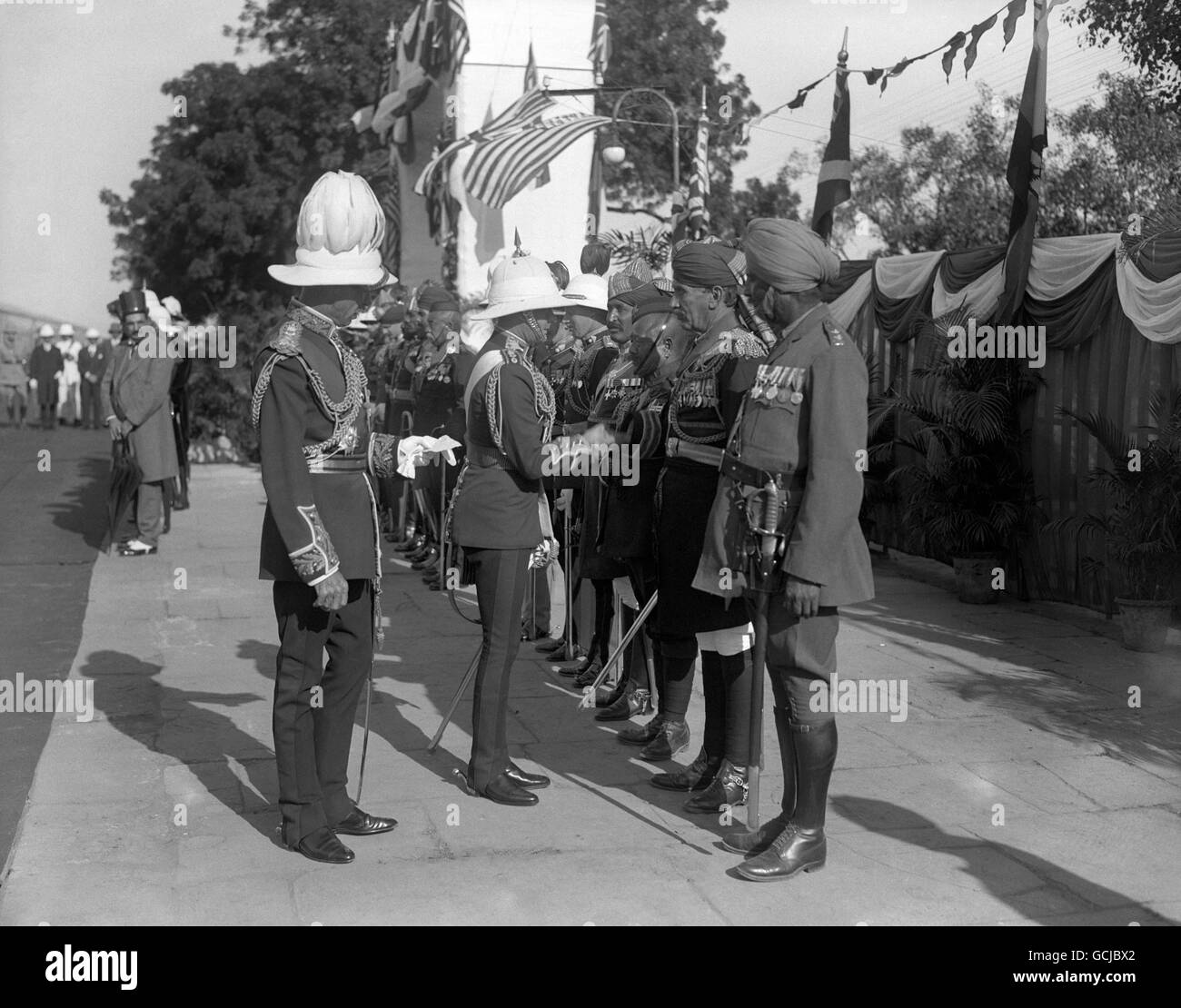 DIE REISE DES PRINZEN VON WALES DURCH JAPAN UND DEN FERNEN OSTEN: DELHI. BEI DER ANKUNFT AUF DER SELIMGURGH-STATION WERDEN OFFIZIERE DES STABS DES HAUPTQUARTIERS DER INDISCHEN ARMEE VON LORD RAWLINSON, DEM OBERBEFEHLSHABER IN INDIEN, AN DIE HRH ÜBERGEBEN. FEBRUAR 1922. Stockfoto