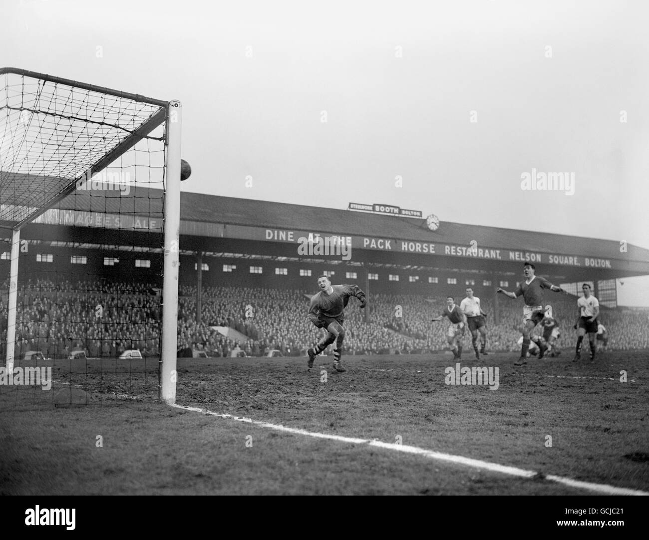 Fußball - Liga Division One - Bolton Wanderers gegen Luton - Burnden Park. Bolton Wanderers Torhüter Eddie Hopkinson wird von diesem Luton-Schuss geschlagen. Bolton Wanderers gewann jedoch 4-2 Stockfoto