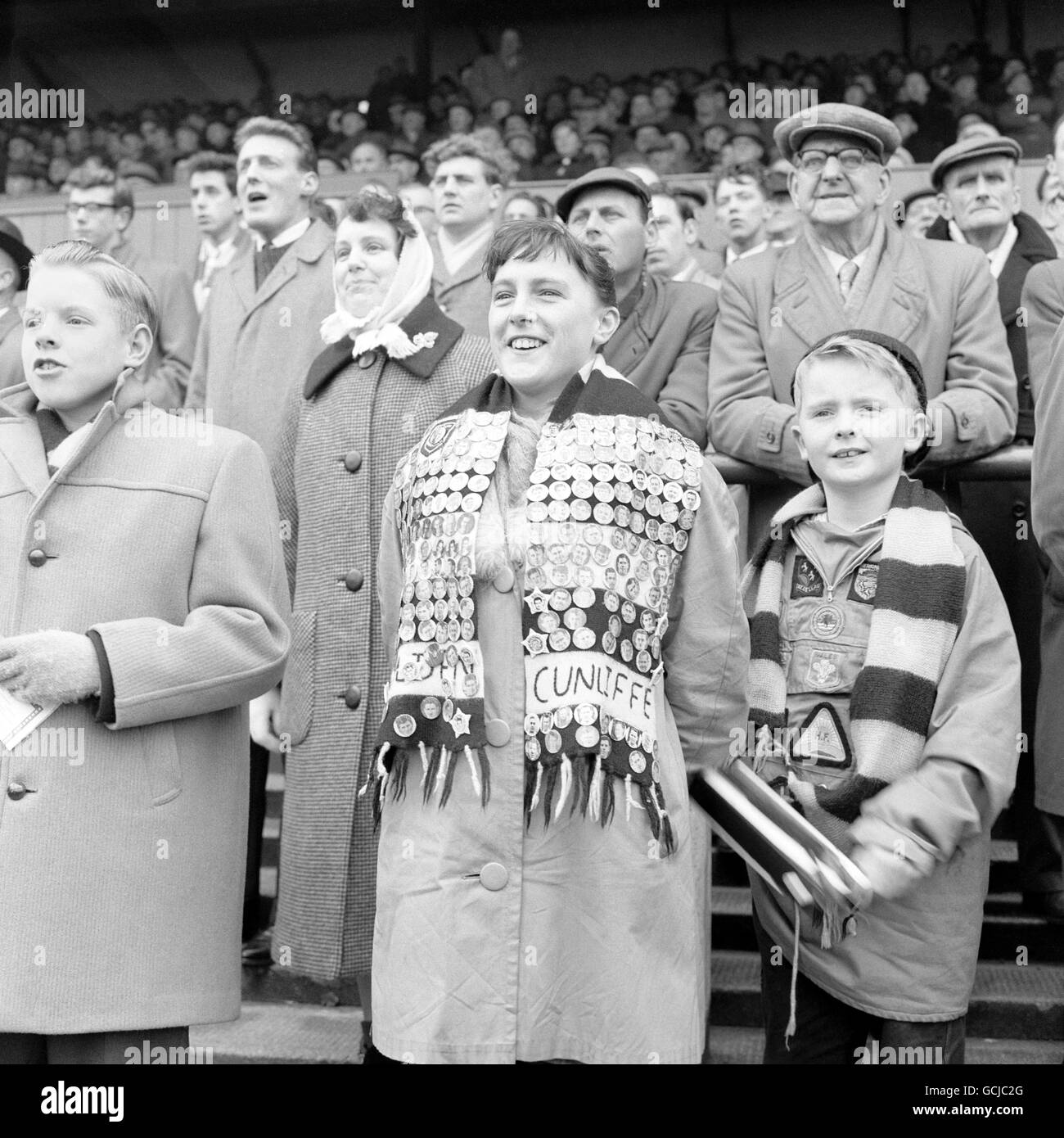 Fußball - League Division One - Bolton Wanderers / Blackpool - Burnden Park. Bolton Wanderers-Fan Pauline Willcock zeigt ihren Vereinsschal mit einem Unterschied, er enthält 231 Bilder von Fußballstars, die daran befestigt sind. Stockfoto