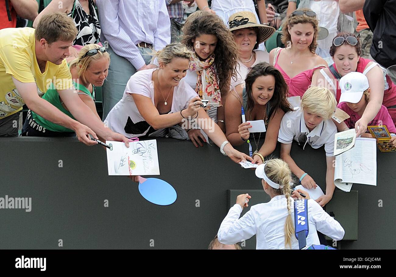 Anna Kournikova signiert Autogramme für Fans nach ihrer Ladies Einladung Doppelspiel mit Martina Hingis gegen Anne Hobbs und Samantha Schmidt Stockfoto