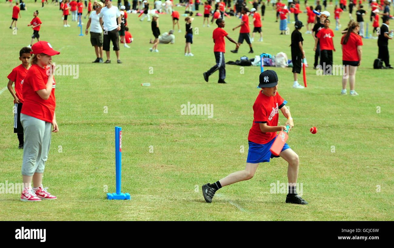 Kinder, die während des Urban Cricket World Record Cricket spielen, versuchen, die meisten Kinder, die den Sport zur gleichen Zeit am gleichen Ort, auf der Nottingham Racecourse, spielen zu lassen. Stockfoto