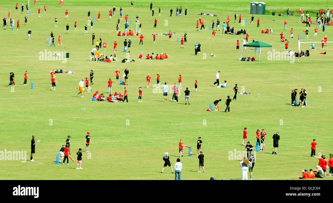 Kinder, die während des Urban Cricket World Record Cricket spielen, versuchen, die meisten Kinder, die den Sport zur gleichen Zeit am gleichen Ort, auf der Nottingham Racecourse, spielen zu lassen. Stockfoto