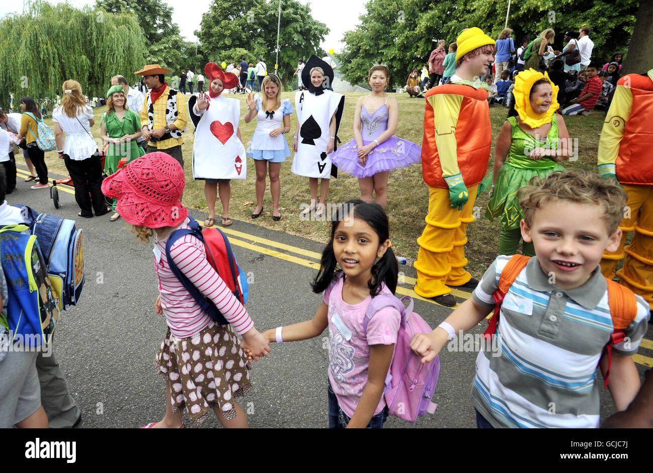 Kinder werden von Entertainern begrüßt, als sie zur 23. Amazing Great Children's Party im Londoner Battersea Park kommen, die zur Unterstützung der Kinderhilfe mit Leukämie stattfindet. Stockfoto