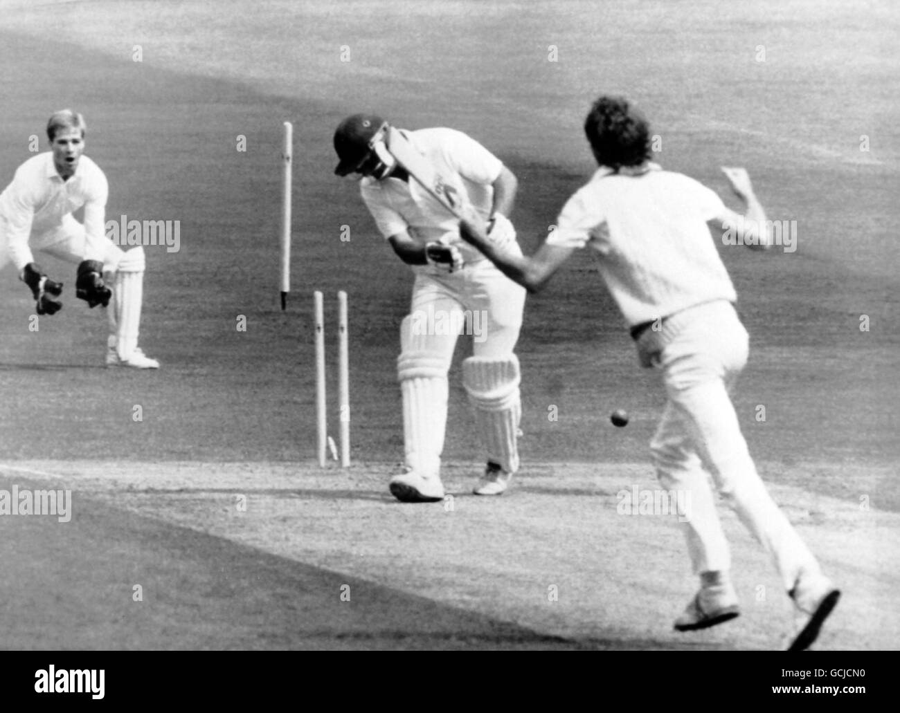 Yorkshire Batsman Phil Cerrick wird von einem fröhlichen Mann sauber gebeizt Leicestershire Bowler Jon Agnew Stockfoto