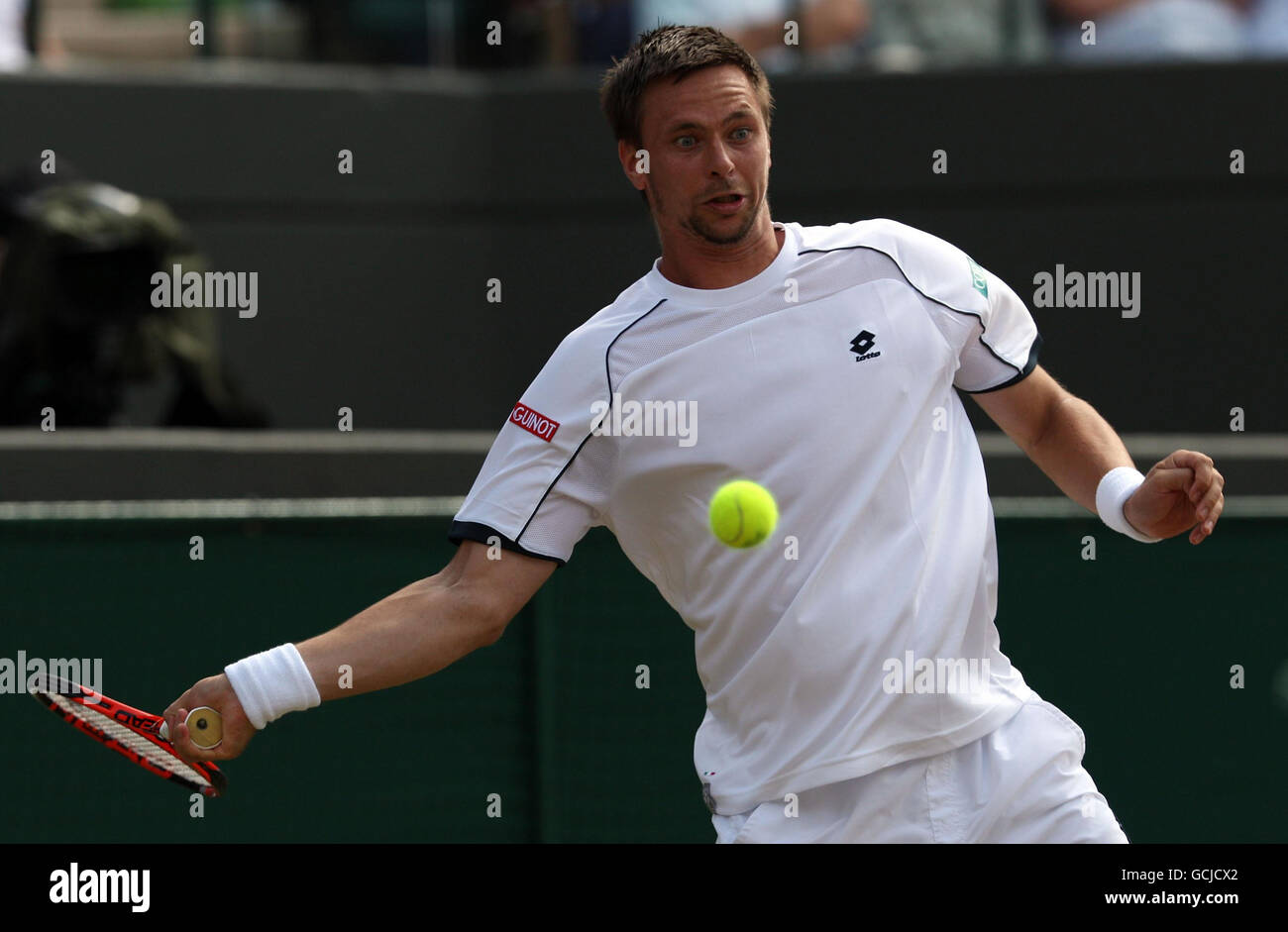 Der Schwede Robin Söderling ist am 9. Tag der Wimbledon Championships 2010 im All England Lawn Tennis Club Wimbledon gegen den Spanier Rafael Nadal im Einsatz. Stockfoto