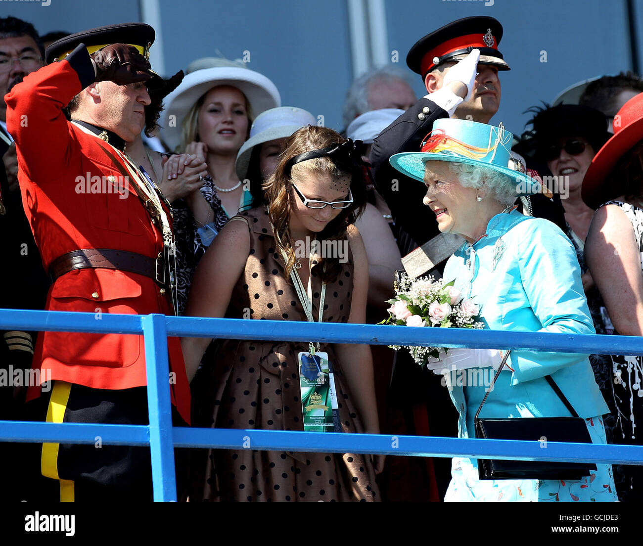 Britische Königin Elizabeth II auf der Woodbine Racetrack, um die Queen's Plate Stakes zu sehen - Kanadas ältestes Vollblut-Rennen, auf der Woodbine Racetrack in Toronto, Kanada. Stockfoto