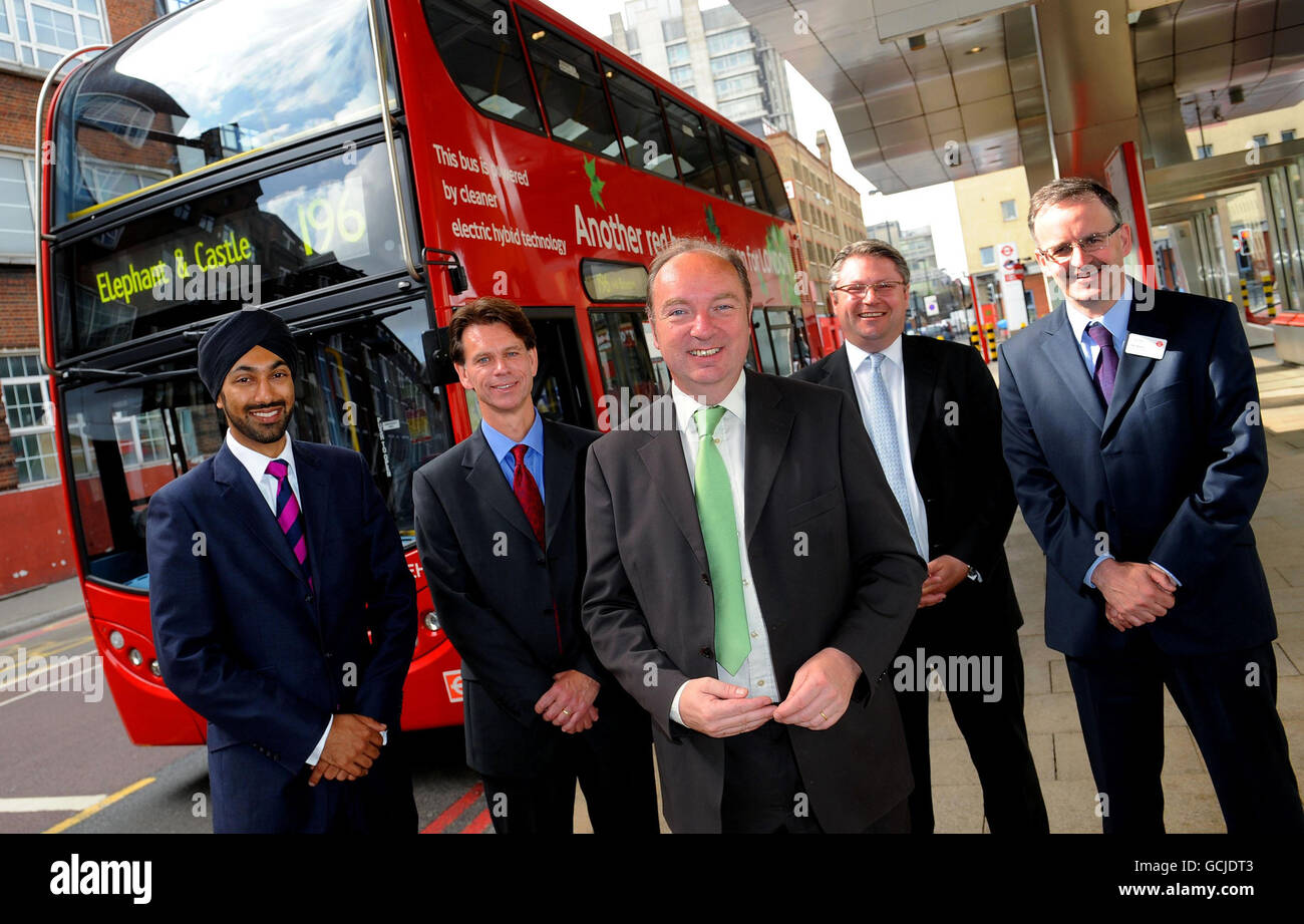 Verkehrsminister Norman Baker (Mitte) mit einem der neuen kohlenstoffarmen Busse, die er heute angekündigt hat, in ganz England Flotten anschliessen zu können. Begleitet wurde er am Busbahnhof Vauxhall, London, von (links nach rechts), Kulveer Ranger, Verkehrsberater des Londoner Bürgermeisters, David Brown, Managing Director von Surface Transport TfL, Simon Posner, Chief Executive des Confederation of Passenger Transport (CPT) und Mike Weston Operations Director, TfL. Stockfoto