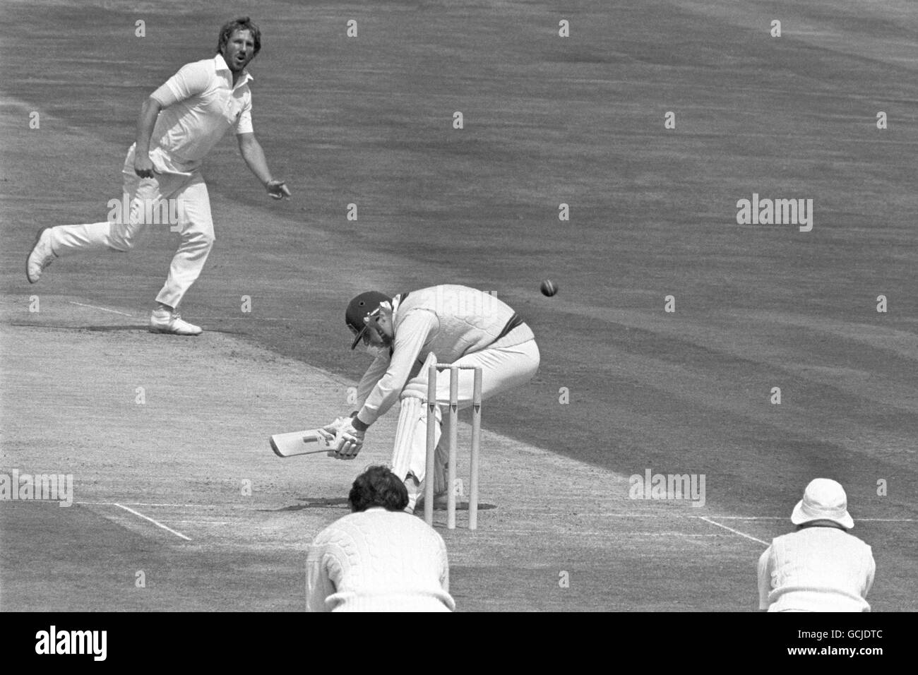 Cricket - The Ashes - England gegen Australien - 3. Test - Tag 2 - Headingley, Leeds. Der englische Ian Botham verpasst dem australischen Graham Yallop nur einen Türsteher Stockfoto