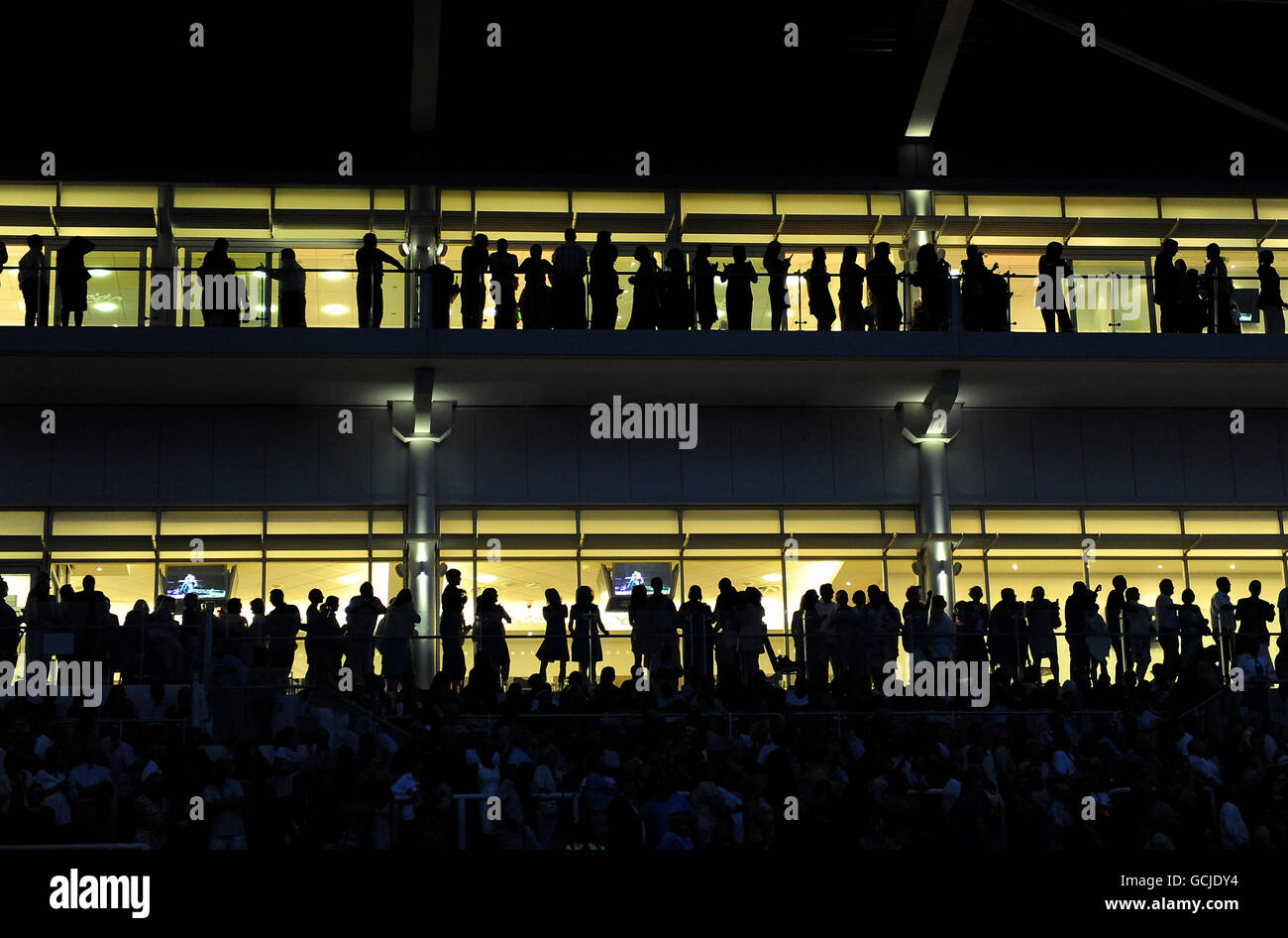 Pferderennen - Epsom Live! Mit Simply Red - Epsom Downs Racecourse. Rennfahrer sehen einfach rot zu Stockfoto