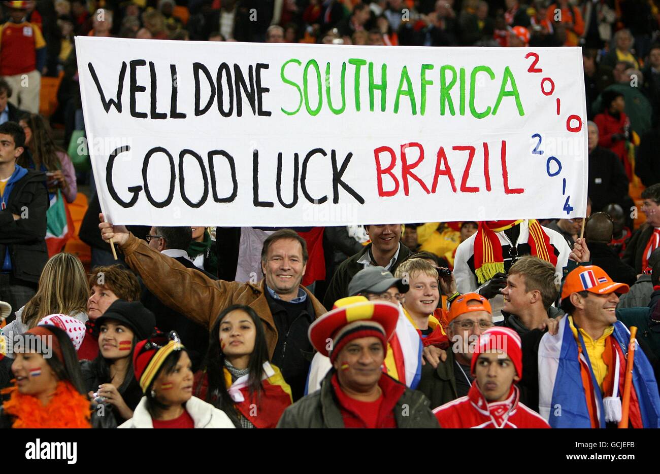 Fußball - FIFA Fußball-Weltmeisterschaft Südafrika 2010 - Finale - Niederlande / Spanien - Soccer City Stadium. Fans halten vor dem Anpfiff ein Banner in den Tribünen Stockfoto