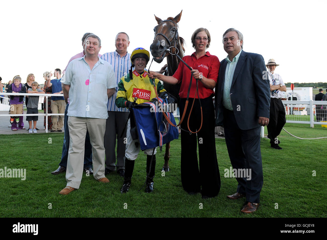 Jockey Sophie Doyle (Mitte) feiert in der Gewinnereinhausung mit Lang Shining nach dem Gewinn der Brothers Strawberry Cider, die Einsätze einforderten Stockfoto