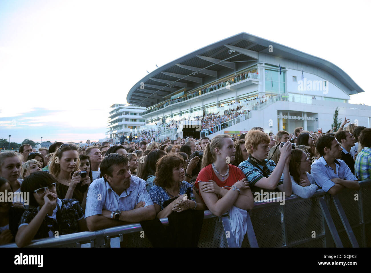 Pferderennen Sie-Epsom Live! featuring James Morrison - Epsom Downs Racecourse Stockfoto